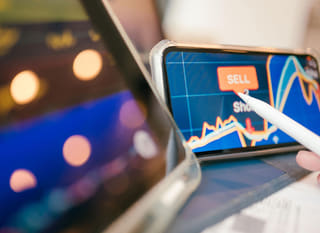 Opérateur financier examinant les opportunités sur Bitcoin Ethereum et marché des devises