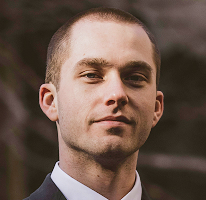 Photo de Thomas Whitfield, spécialiste en analyse de trading et connaisseur du secteur des cryptomonnaies